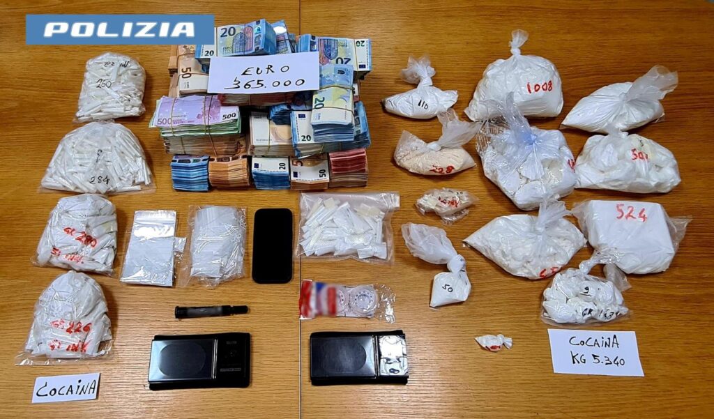Nascondevano 380mila euro e 5 chili di cocaina: padre e figlio in manette