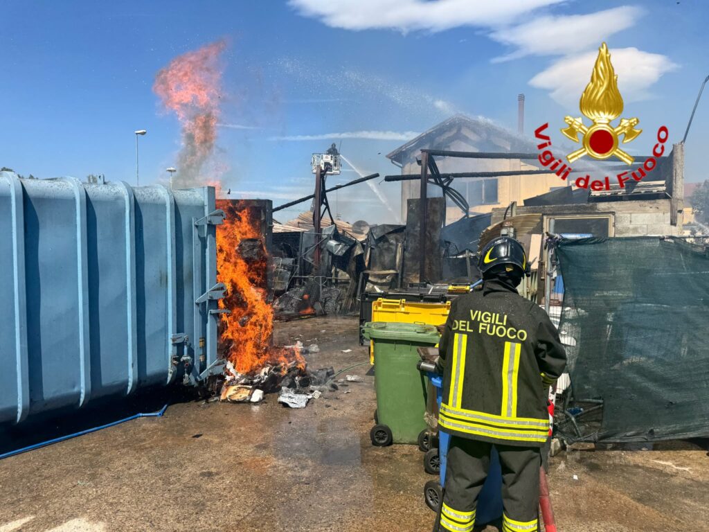 Incendio in un’azienda agricola nel milanese: alta colonna di fumo in cielo