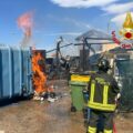Incendio in un’azienda agricola nel milanese: alta colonna di fumo in cielo