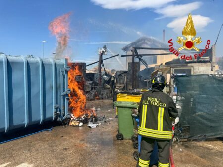 Incendio in un’azienda agricola nel milanese: alta colonna di fumo in cielo