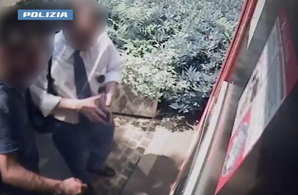 Milano, aggredisce un uomo e lo costringe a prelevare al bancomat