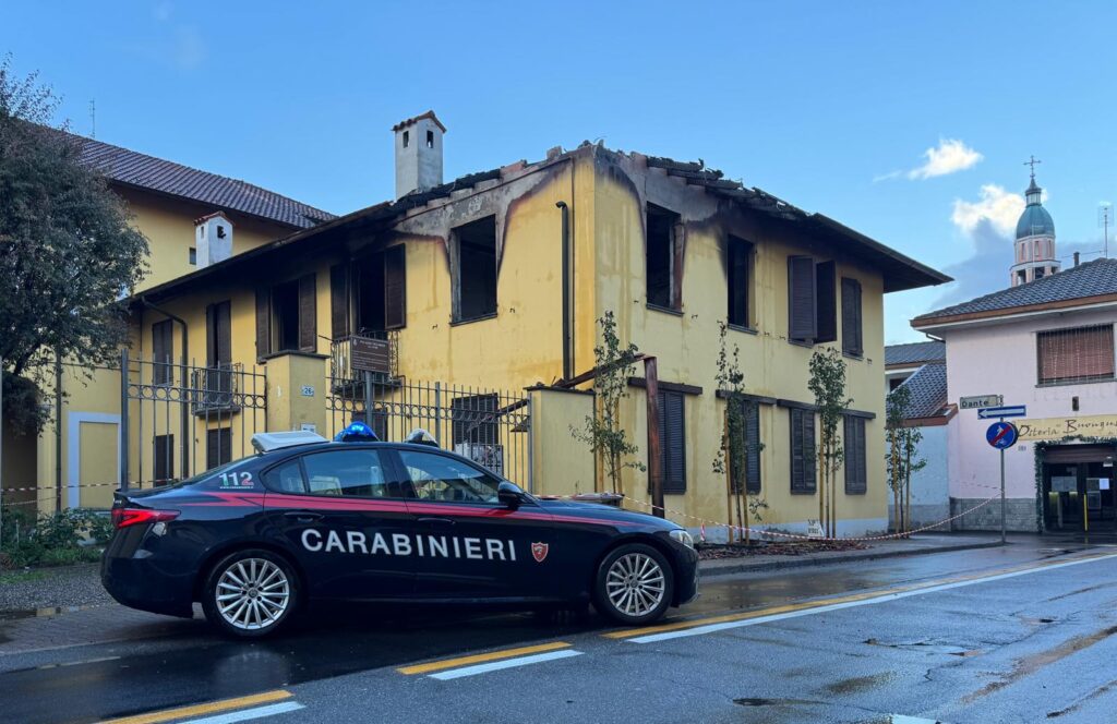 Dà fuoco alla sua casa e poi spara in strada: arrestato 25enne nel milanese