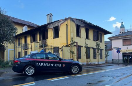 Dà fuoco alla sua casa e poi spara in strada: arrestato 25enne nel milanese