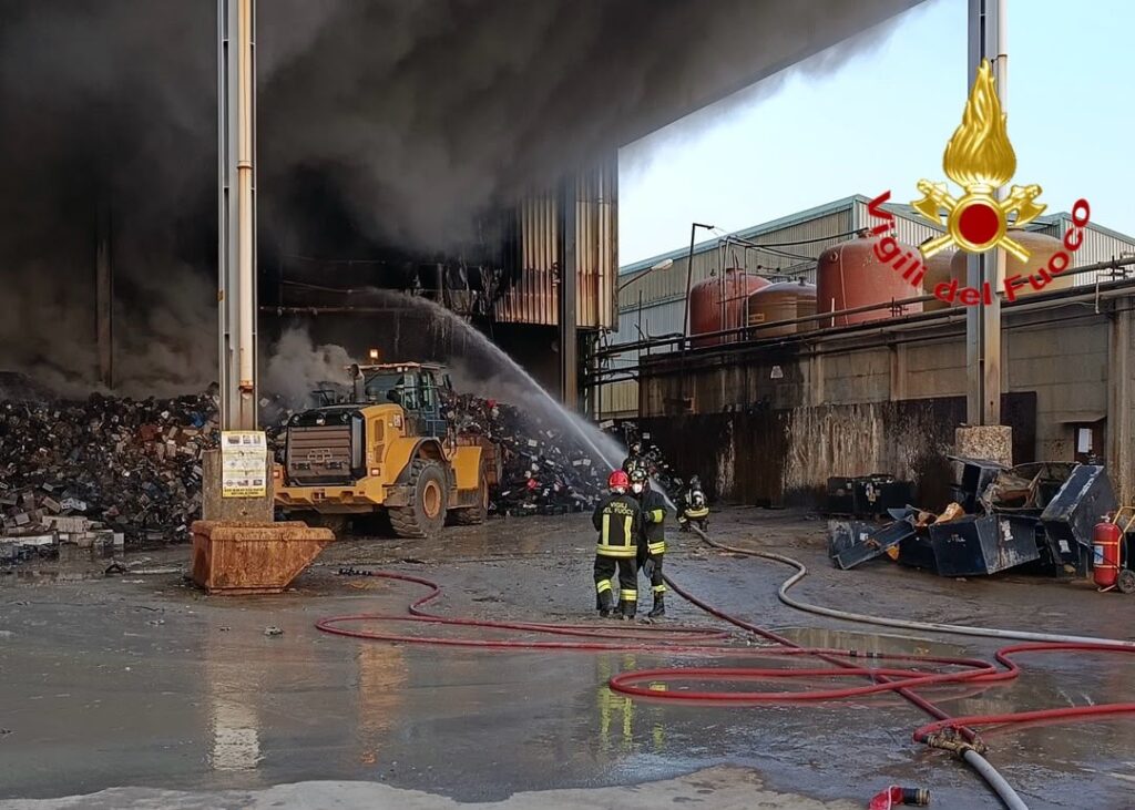 Incendio in un'azienda a Paderno Dugnano: alta colonna di fumo