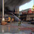 Incendio in un'azienda a Paderno Dugnano: alta colonna di fumo