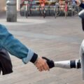Milano, il robot Quby interroga i milanesi in piazza San Babila sul futuro della città