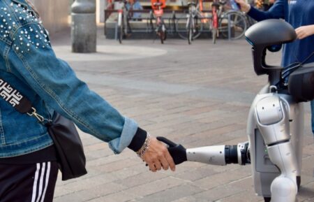 Milano, il robot Quby interroga i milanesi in piazza San Babila sul futuro della città