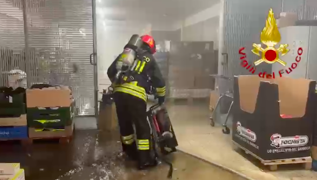 Milano, incendio in un supermercato: evacuati clienti e dipendenti