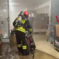 Milano, incendio in un supermercato: evacuati clienti e dipendenti