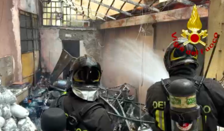 Milano, incendio in un laboratorio di protesi ortopediche in via Padova
