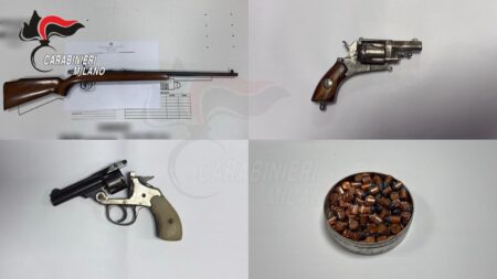Milano, minaccia vicini e passanti dal balcone con una pistola: arrestato 69enne