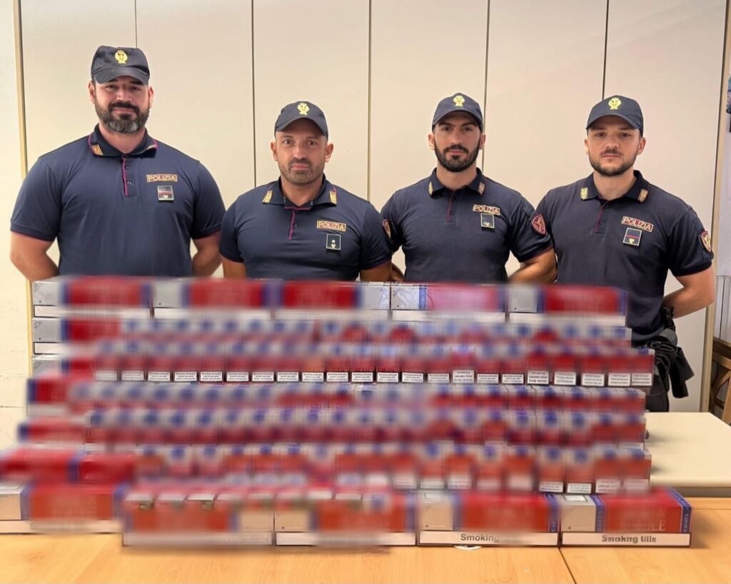 Milano, 44 chili di sigarette di contrabbando in valigia: arrestato 55enne
