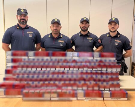 Milano, 44 chili di sigarette di contrabbando in valigia: arrestato 55enne