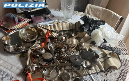 Milano, finto carabiniere truffa un’anziana: recuperati gioielli per 30mila euro
