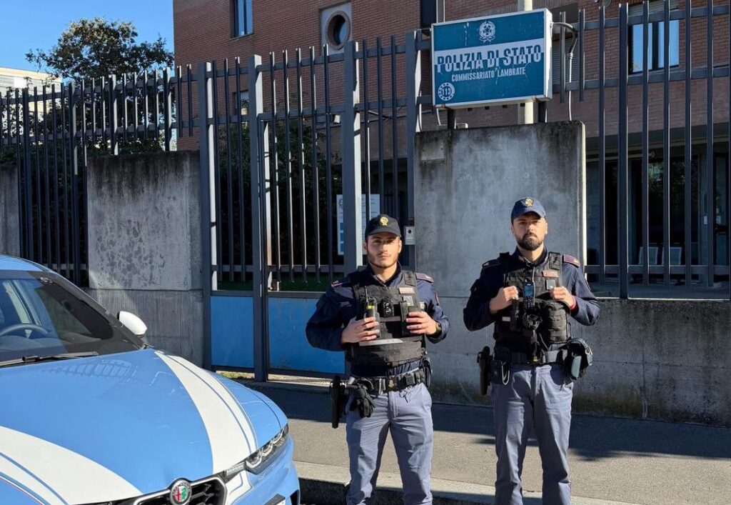 Milano, 86enne si accascia a terra: salvata da due agenti