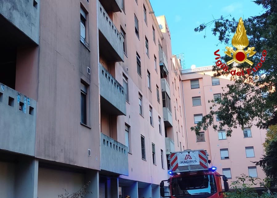 Milano, incendio in un appartamento in via Bottoni: morta una donna, cinque feriti